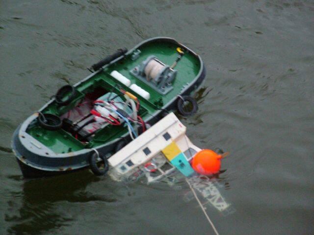 半拖半推的總算是回到岸邊了∼艙內是沒浸水，不過最重要的電變就在駕駛艙中已經泡水