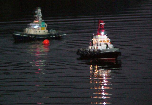 電變泡水暫時不開動力，只能任憑拖船擺佈