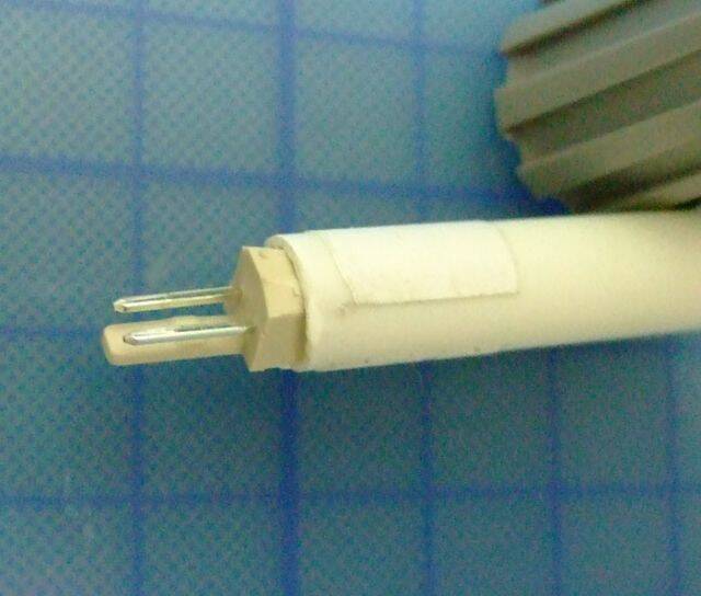 將公插頭放入8mm空心管