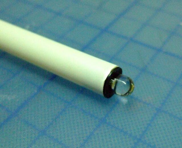 放入8mm桅杆頂端(剛剛好)-在將LED電源線接上另一頭的公插頭