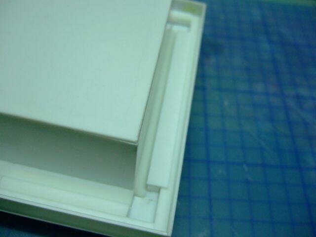 水槽箱底部船尾方向的卡榫組合圖