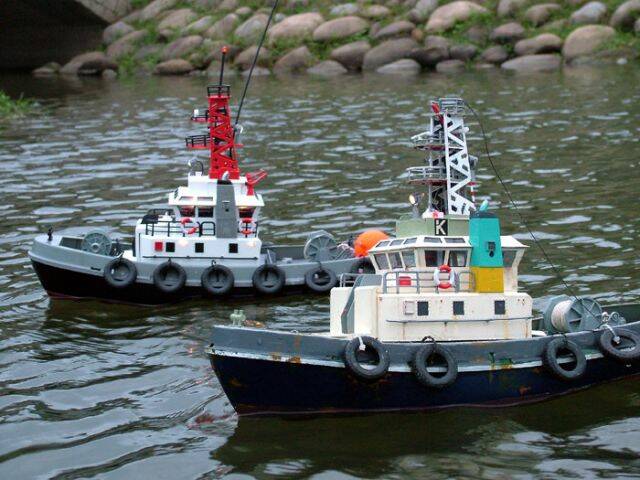 一新一舊的工作船又見面了