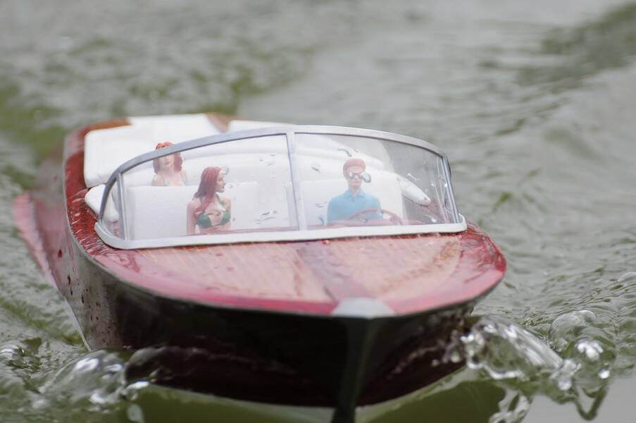 載辣妹看軍艦去