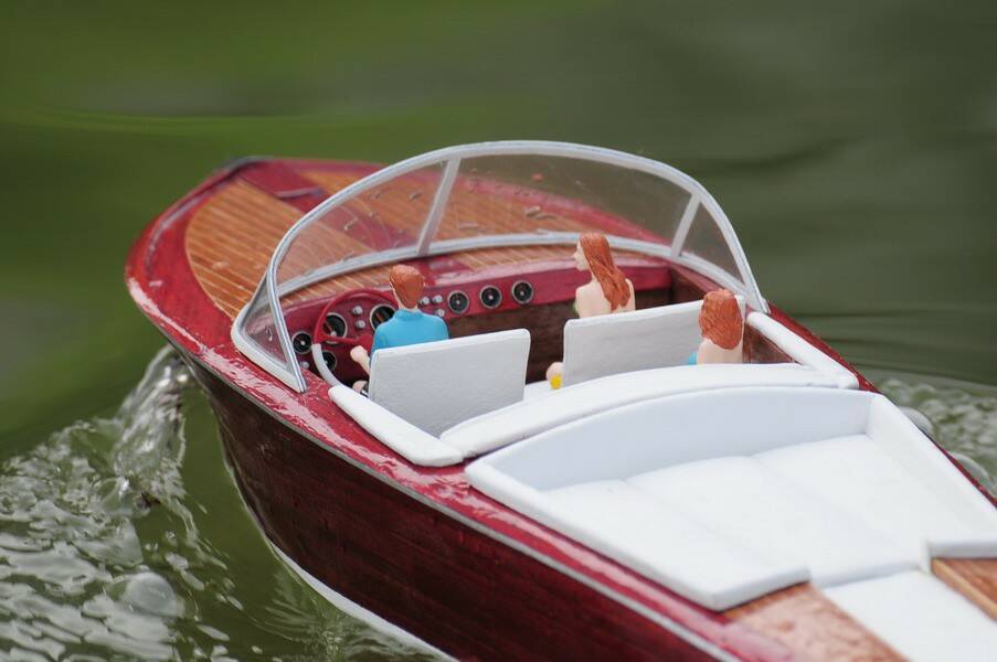 載辣妹看軍艦去