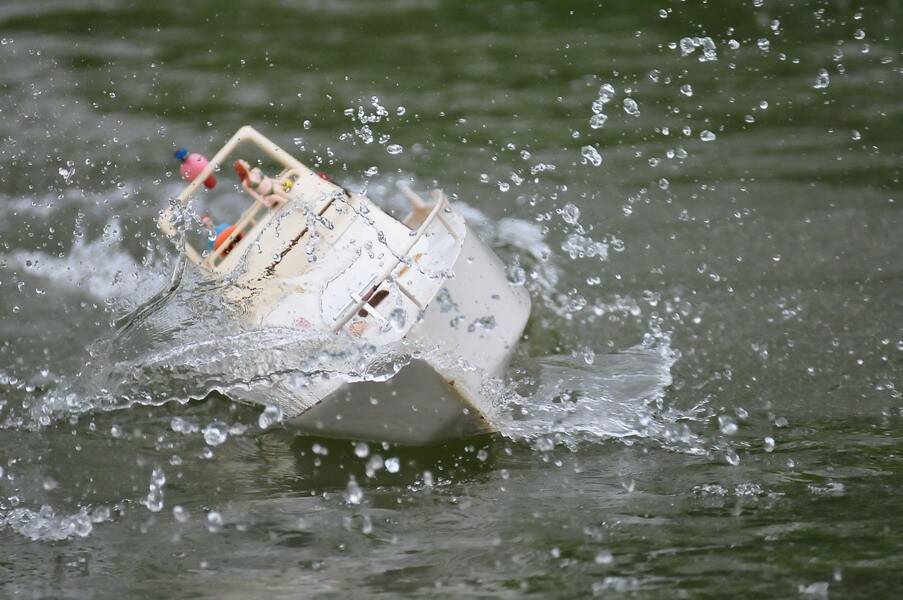 這船長真夠猛的