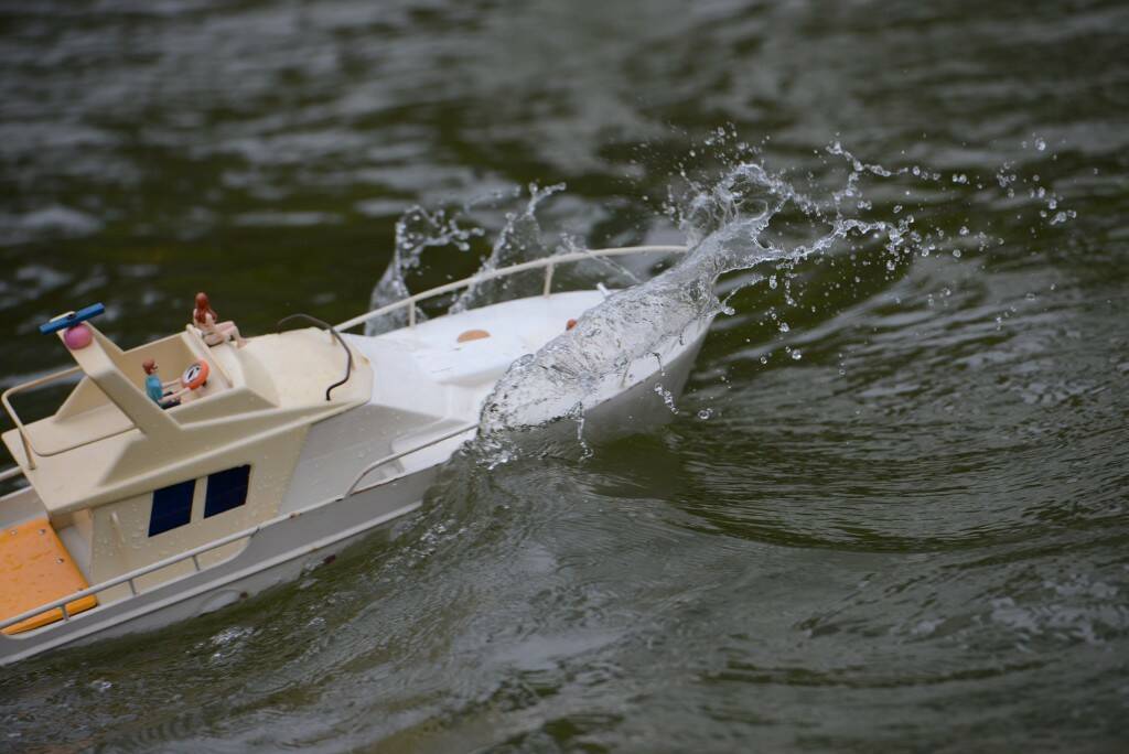 水面上剛好有那一道浪