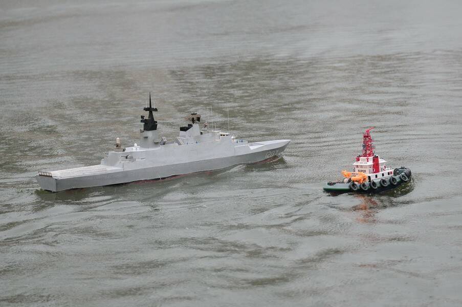 港務船與軍艦編隊航行