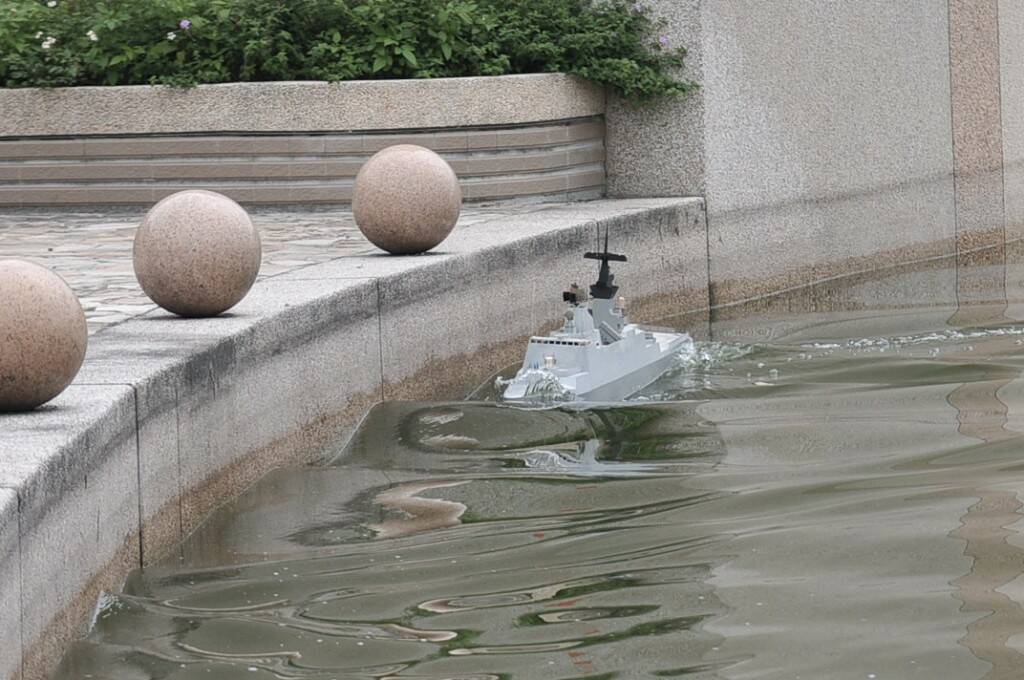 艦艏插入湧浪裡