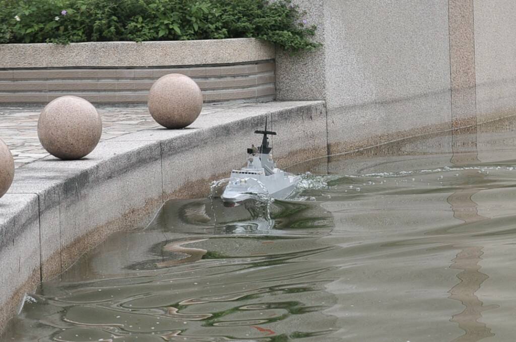 艦艏入湧所造的水花