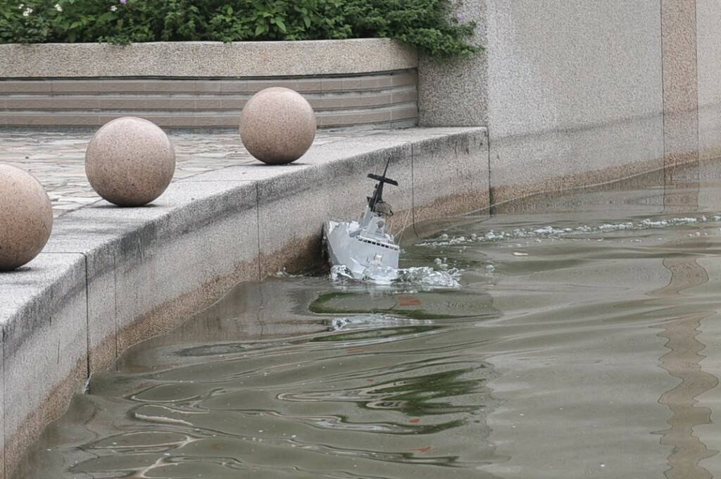 一隻手難控制方向甩尾靠牆了