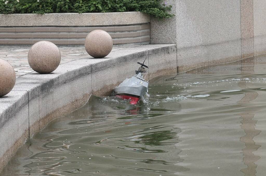 艦尾撞一下船頭又被浪碰撞