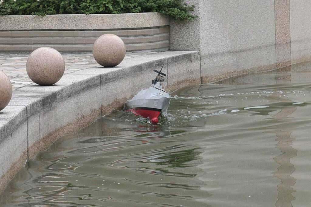 聲納跑出來還好船的平衡夠好