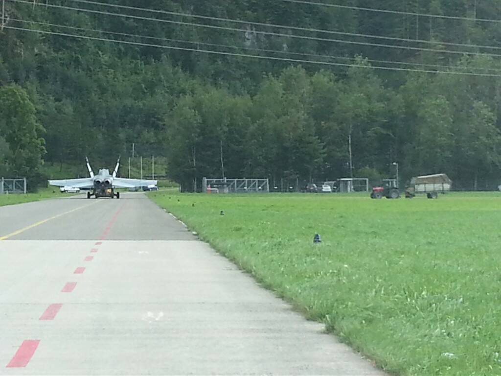 F-18拖往瑞士佳山基地、山洞中有20架