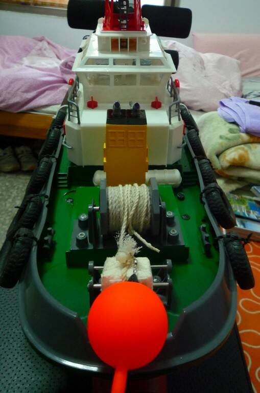 橘色浮標旁的保利龍裡有鑲強力磁鐵