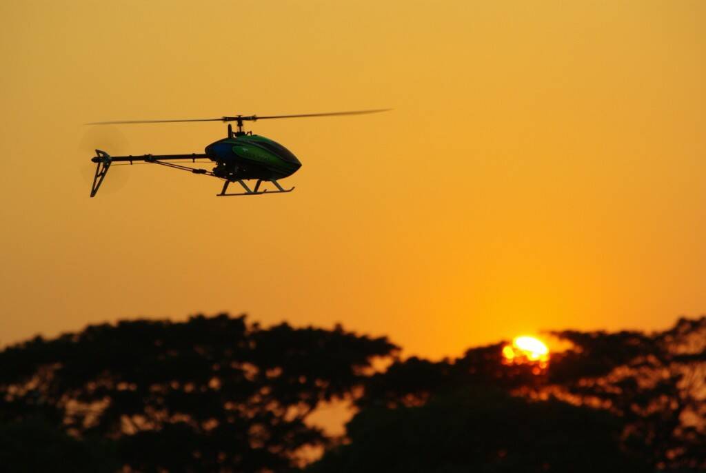 太陽下山,直升機也準備回航了