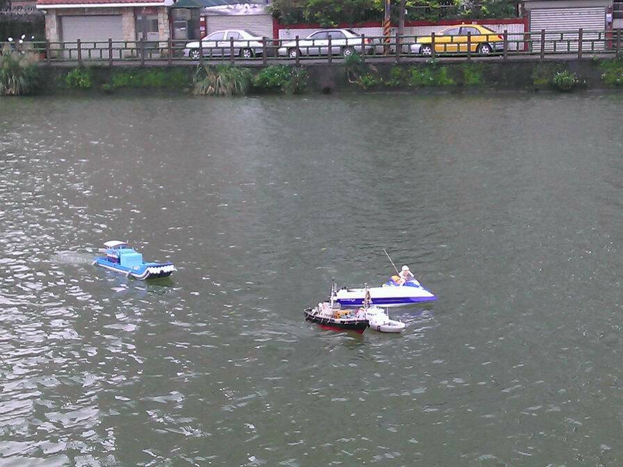 小公主天涼翻白肚容易著涼喔~