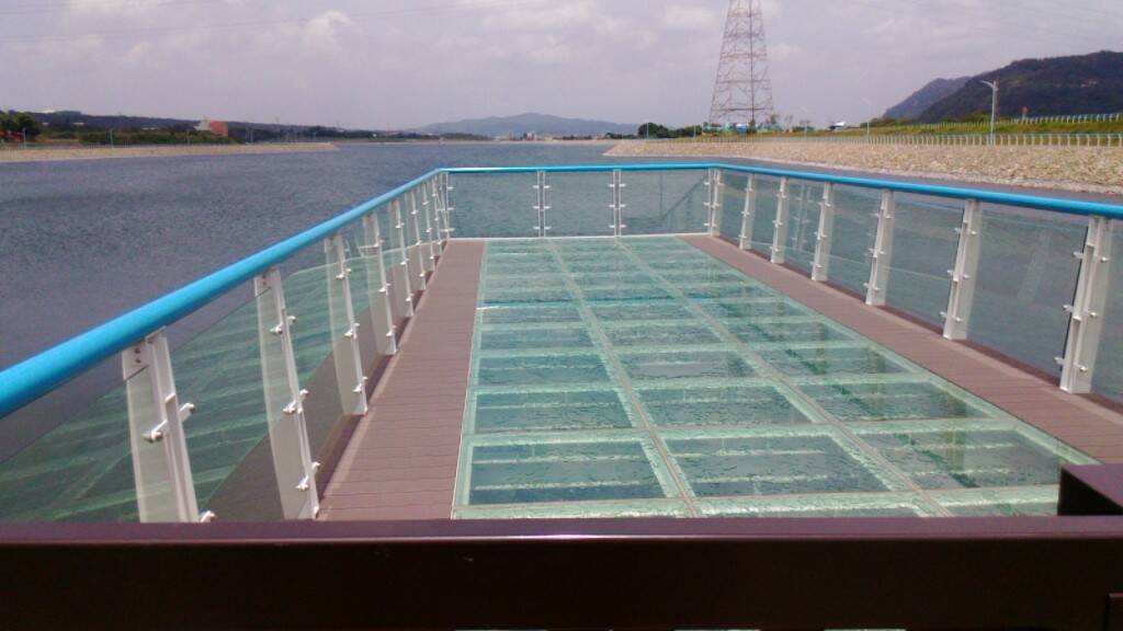 玻璃.jpg 玻璃.jpg