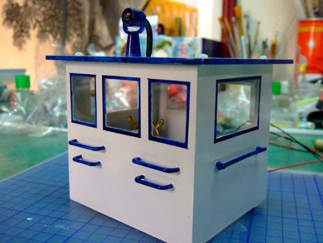 駕駛艙貼上透明壓克力