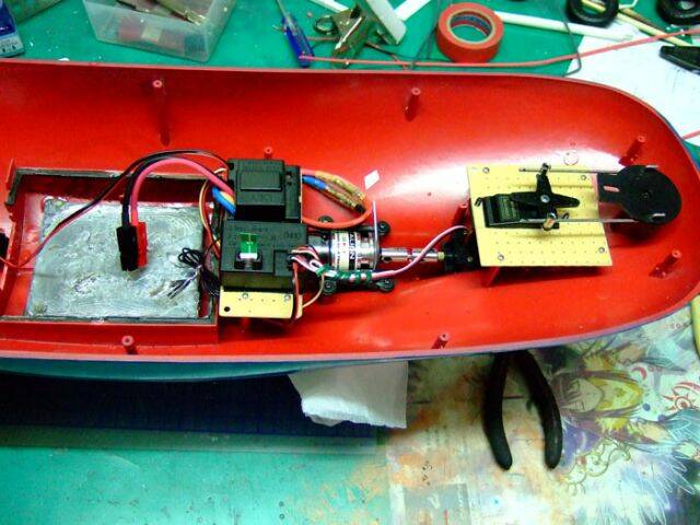 今天晚上將船內部的電裝及線路整理