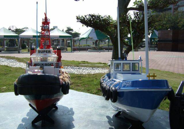 下水前的合照 2 - 工作船的船長是 HELLO  KITTY