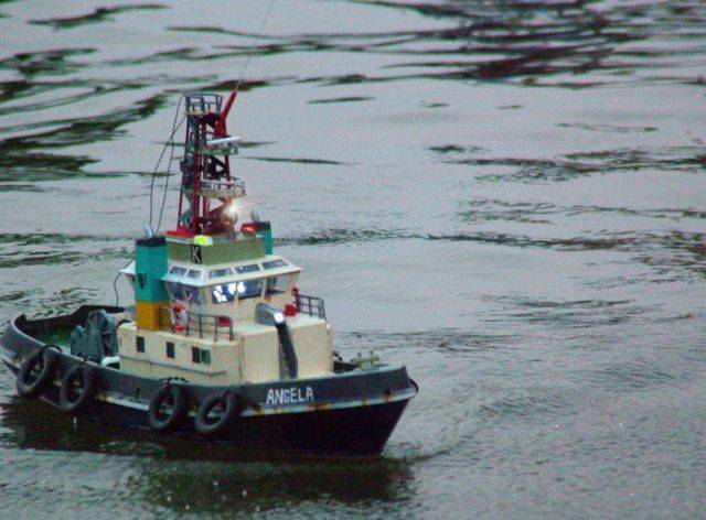 可噴水,可開探照燈