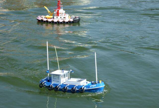 老婆用甩尾動作避開工作船