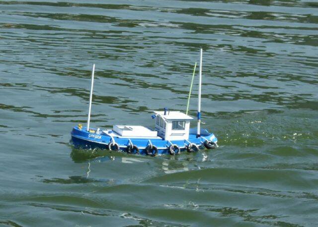 旁邊的浪全是漁船造成的