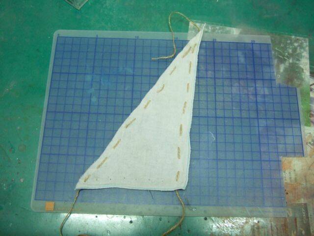 將紗巾的邊邊縫上粗線(拜託老婆縫的)