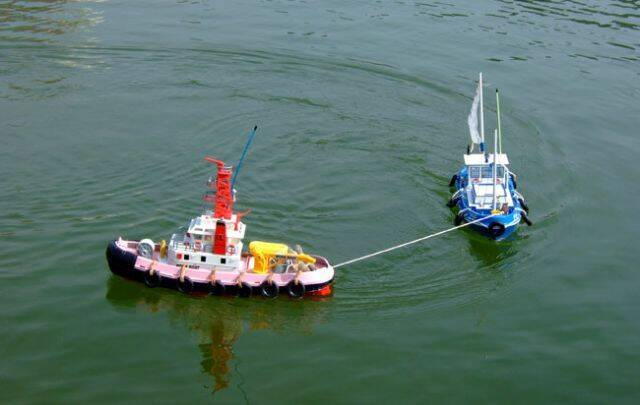 工作船要拖漁船很可憐-已經全速了-還是很慢