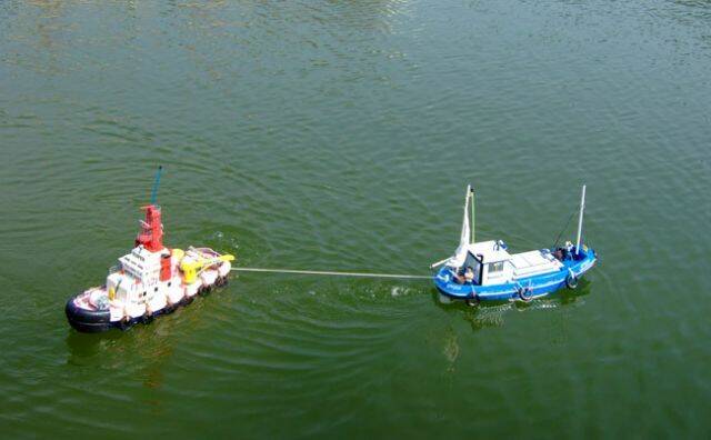 此時工作船已馬力全開-漁船只用50%的馬力