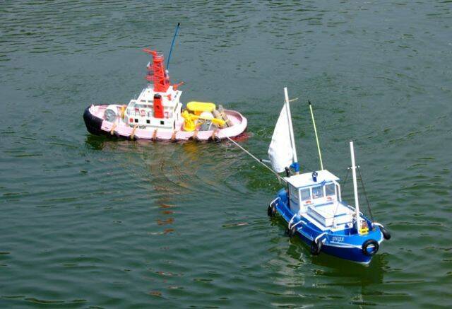 此時漁船馬力全開-工作船差點被拉到翻船