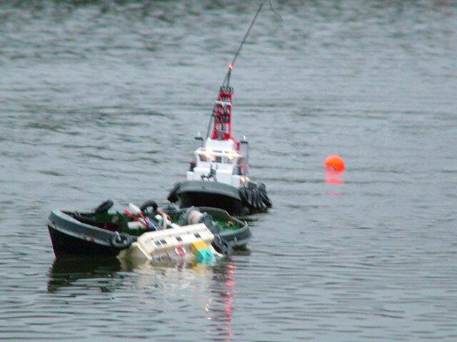 工作船火速趕來∼這下子原本的演練變成實際救援了∼