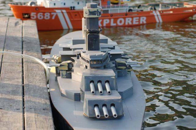 首次下水測試建造中的1/96密蘇里號 首次下水測試建造中的1/96密蘇里號