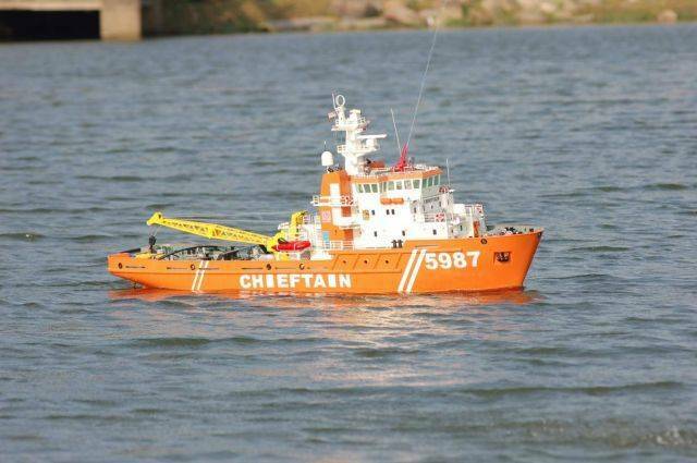 執行下水噴水儀式的5987酋長號 執行下水噴水儀式的5987酋長號