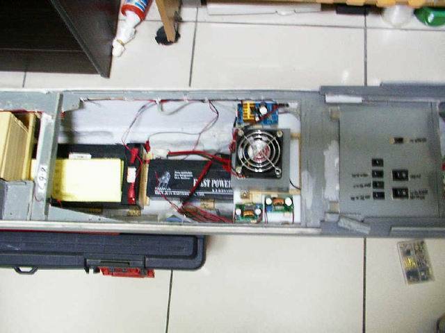 配置所有電池後的艙間 配置所有電池後的艙間