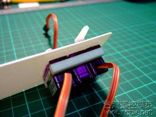 3顆伺服機固定方式