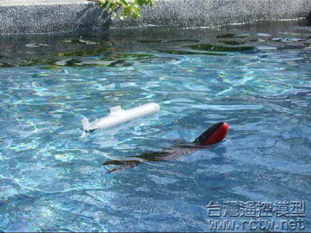 SSN-22   康涅狄格號 艦首衝出水面-一旁的颱風級可能嚇一跳吧