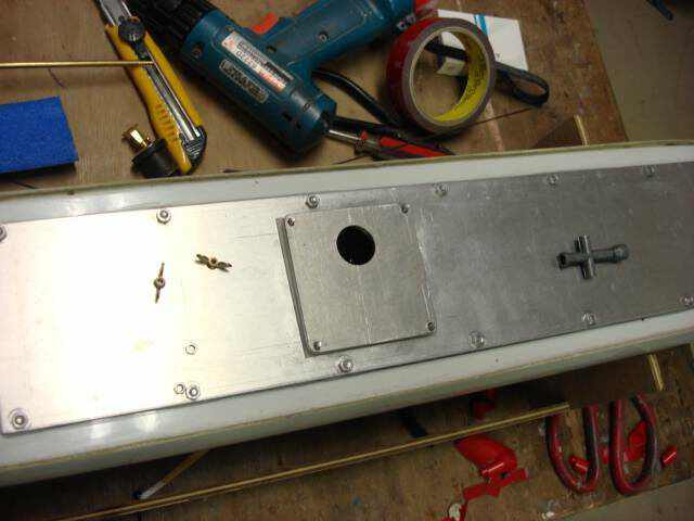 在方型蓋上的22mm圓孔,是方便手指伸入撥開關