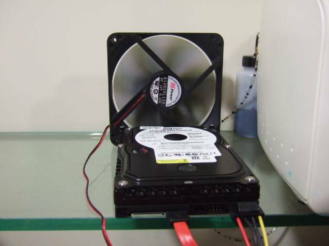 硬碟最怕震動和過熱 把它獨立出來 再開支電風 給它涼快~涼快~
