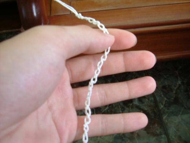 省下買鐵鍊的錢，使用棉線一圈圈編成的。