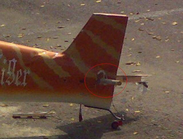 空難原因....機身水平尾翼固定桿位置強度不足空中撕裂導致失控