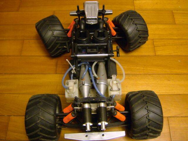 1/8京商Giga Crusher【大酷哥雙引擎G26級*2大腳車】