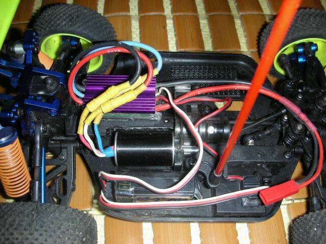 將馬達整組移至右後方