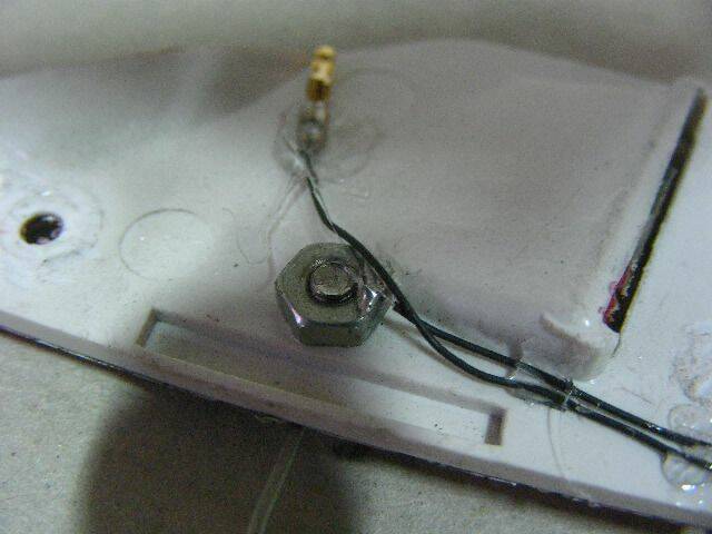 一樣要接到上車殼扣住肚兜的地方...以方便電源接通