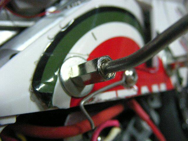 裝上用2mm白鐵絲彎成的防傾桿...