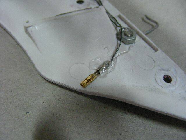 上車殼利用杜邦母頭接出..以方便將電源接到油箱座墊..