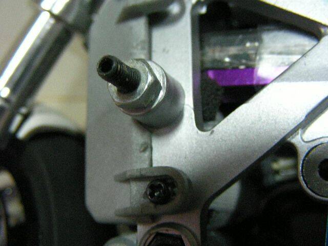 先將前車殼柱孔用2.5mm鑽頭擴孔後..鎖上A螺絲..再用一顆螺母固定..螺絲突出大概6mm左右 ...