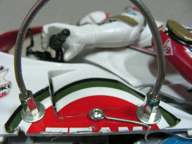 裝入後利用彈性來固定...換句話說...防傾桿只是放進去而已..關於這固定方式...我想不到更好ㄉ方法...只要每 ...