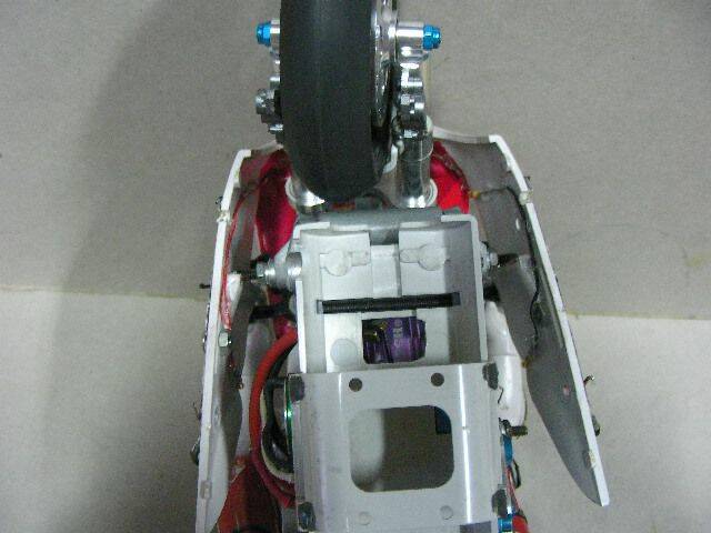 上車殼固定孔內側也要先磨平...要裝入時得稍微掰開一點...