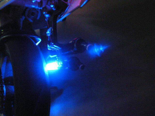 藍燈隱藏在排氣管內...利用OK線+熱溶膠很容易把線隱藏